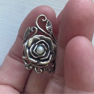 Sterling ring with central pearl